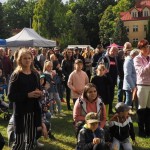 Zdjęcie zostało zrobione w plenerze - przed Muzeum w Sielinku. Przedstawia tłum ludzi zgromadzonych przed sceną.