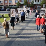 Zdjęcie zostało zrobione przed CKiB w Opalenicy. Podczas otwarcia wystawy poświęconej kard. Wyszyńskiemu. Na pierwszym planie widać oglądających wystawę