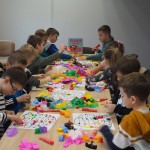 Zdjęcie zostało wykonane w pracowni CKiB w Opalenicy. Wokół stołu siedzą dzieci i wyklejają słonia Elmera kolorową bibułą.