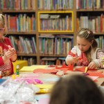 Zdjęcie zostało zrobione w bibliotece podczas zajęć plastycznych. Na zdjęciu widać dwie dziewczynki.