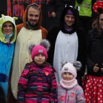 Zdjęcie z biegu dzieci dla WOŚP. Dwojka dzieci pozuje z biegaczami przebranymi za różne postacie