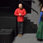 Na zdjęciu od lewej mężczyzna w czerwonej koszuli, po prawej kobieta w zielonej spódnicy i niebieskie kurtce