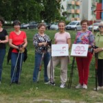 na zdjęciu stoi sześć pań z kijkami nordic walking w rękach, dwie panie trzymają logo fundacji BGK