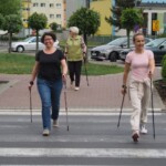 na zdjęciu trzy panie idące z kijkami nordic walking