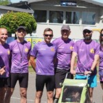 na zdjęciu stoi siódemka biegaczy z opalenickiego klubu biegacza w swoich reprezentacyjnych fioletowych koszulkach