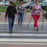 na zdjęciu trzy panie idące z kijkami nordic walking