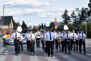 orkiestra policyjna idąca ulicą