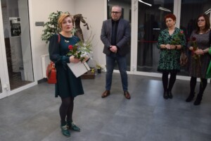 na zdjęciu pani prowadząca Walentyna z kwiatami w ręce, obok dyrektor CKiB