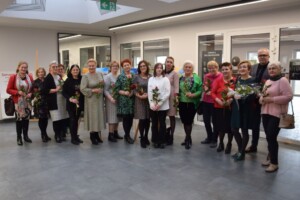zdjęcie grupowe autorek obrazów wraz z prowadząca oraz dyrektorem Krzysztofem Sadowskim