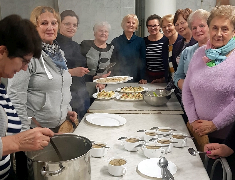 na zdjęciu uczestniczki zajęć sekcji kulinarnej, zdjęcie grupowe, 10 kobiet stoi wokół stołu
