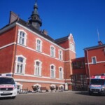 na zdjęciu dwie karetki stojące obok Urzędu Miasta