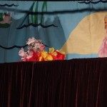 Na zdjęciu widać scenę z teatrzyku kukiełkowego Złota Gęś - przedstawienie Calineczka