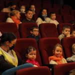 Na zdjęciu dzieci uczestniczące w przedstawieniu pt. "Calineczka""